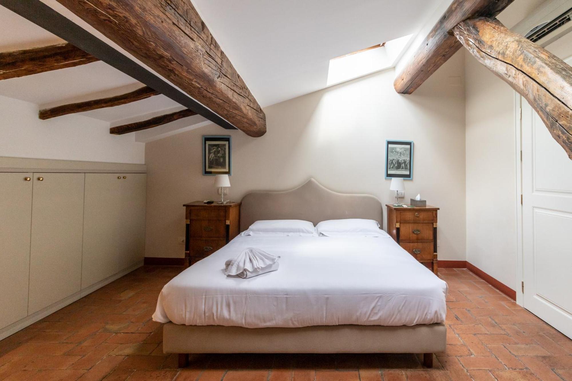 Casa Isolani Charms Rooms Santo Stefano โบโลญญา ภายนอก รูปภาพ