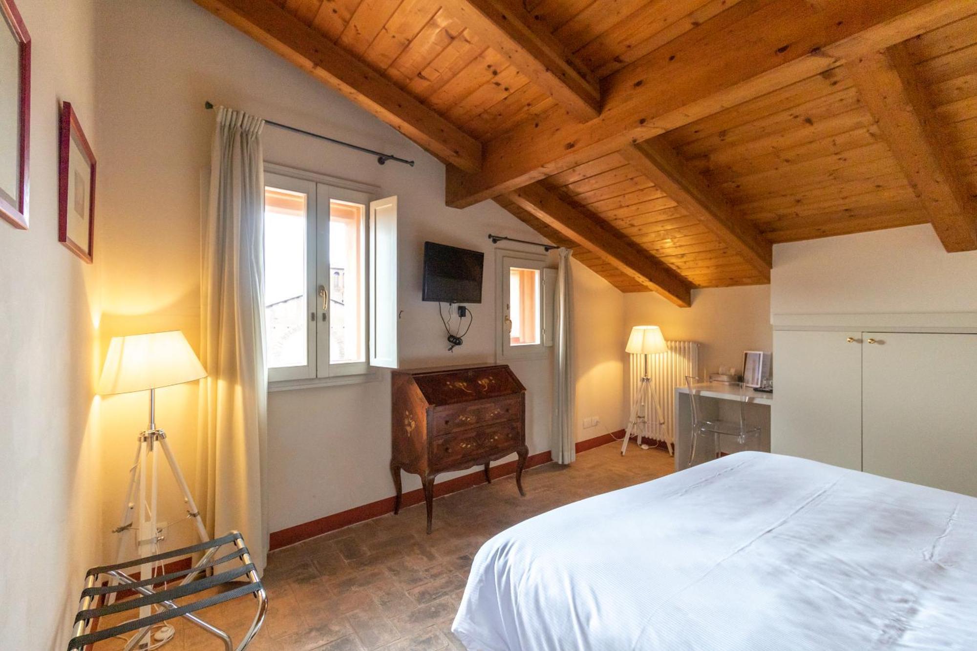 Casa Isolani Charms Rooms Santo Stefano โบโลญญา ภายนอก รูปภาพ