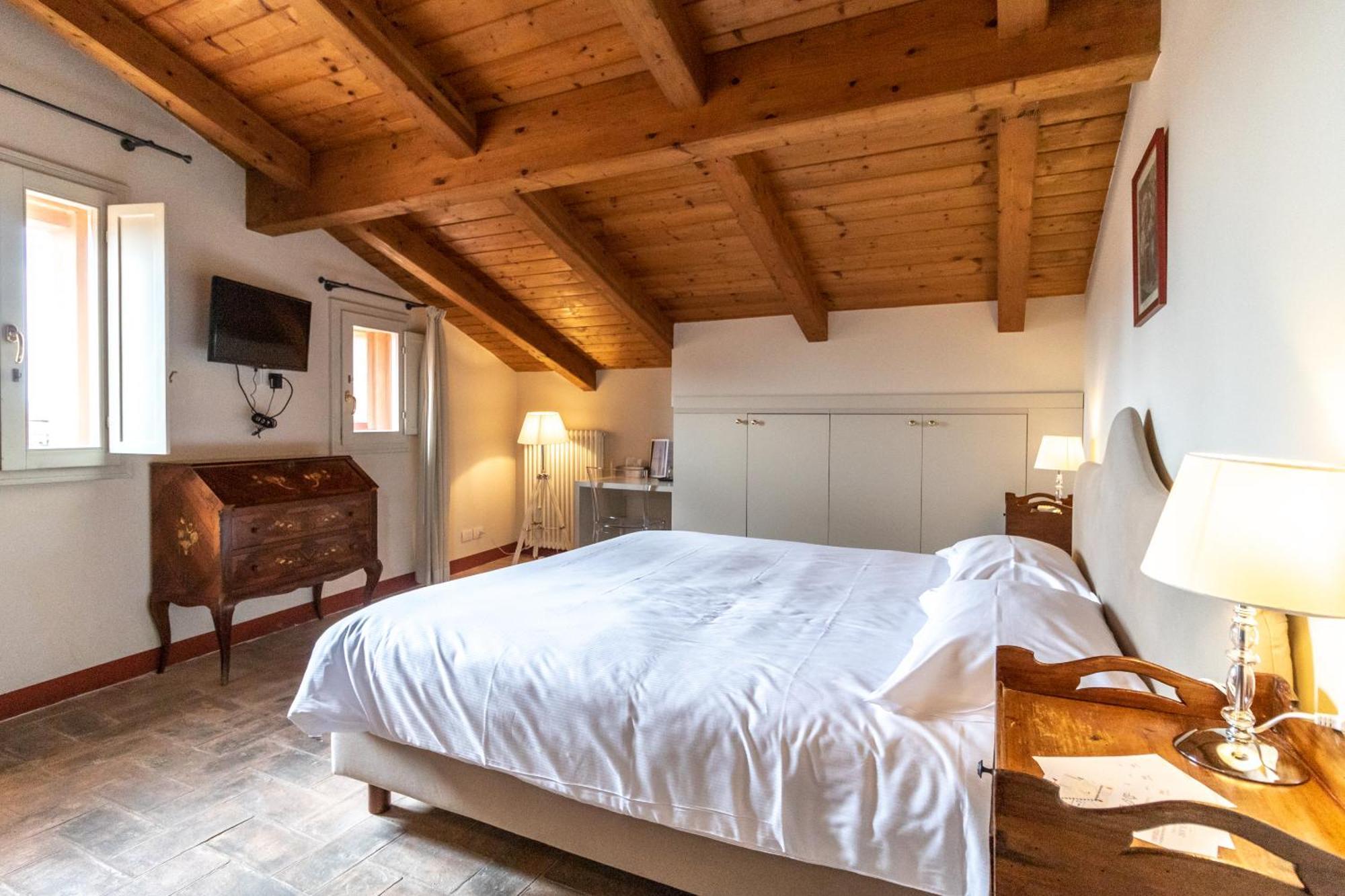 Casa Isolani Charms Rooms Santo Stefano โบโลญญา ภายนอก รูปภาพ