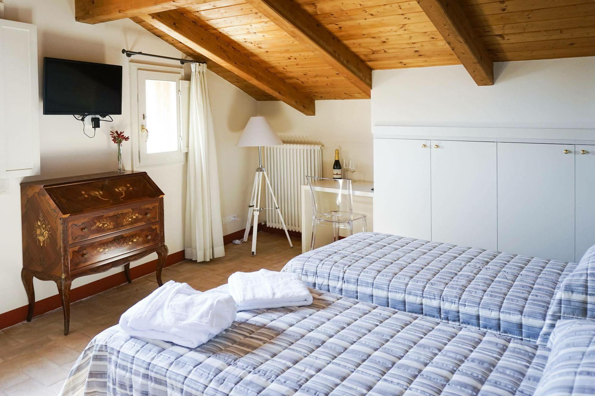 Casa Isolani Charms Rooms Santo Stefano โบโลญญา ภายนอก รูปภาพ